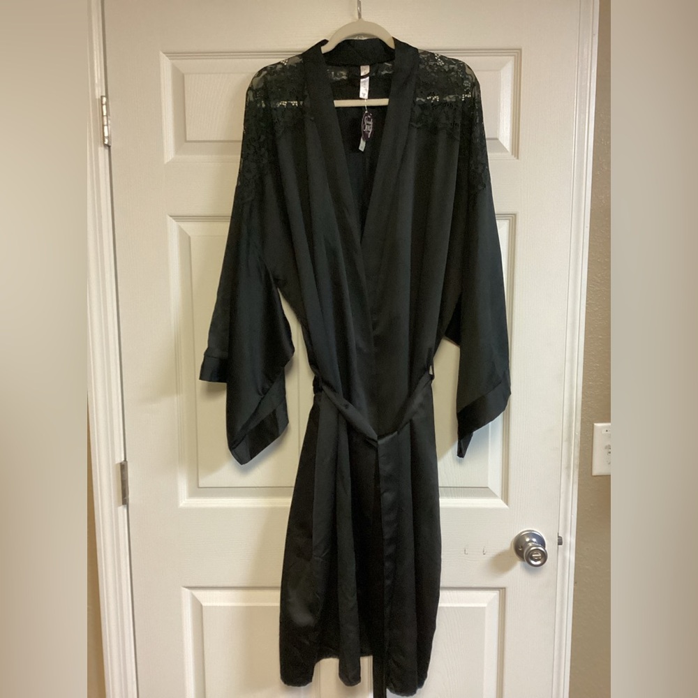 WOMENS ROBE- Cacique Size 22 / 24 Black silk looking